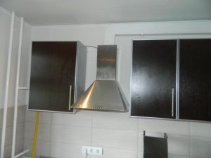 Установка вытяжки на кухне в Ачинске