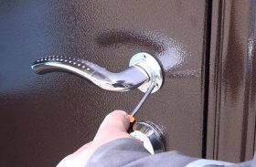 Замена дверной ручки металлической двери в Ачинске