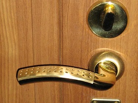 Замена дверной ручки входной двери в Ачинске