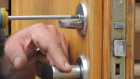 Замена личинки замка входной двери в квартире в Ачинске