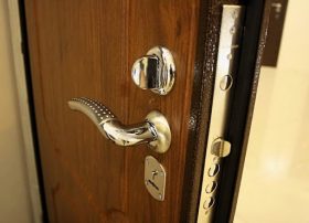 Замена входной двери в квартире в Ачинске