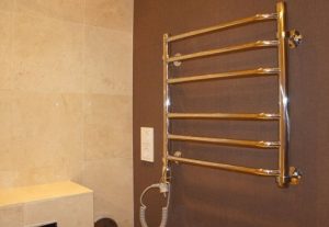 Установка электрического полотенцесушителя в ванной в Ачинске