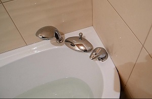 Установка смесителя на ванну в Ачинске